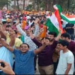 भारत की जीत का जश्न मनाने इंदौर के राजवाड़ा पहुंचे क्रिकेटप्रेमी।