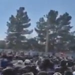 ईरान के जाहेदान में विरोध-प्रदर्शन करते लोग।