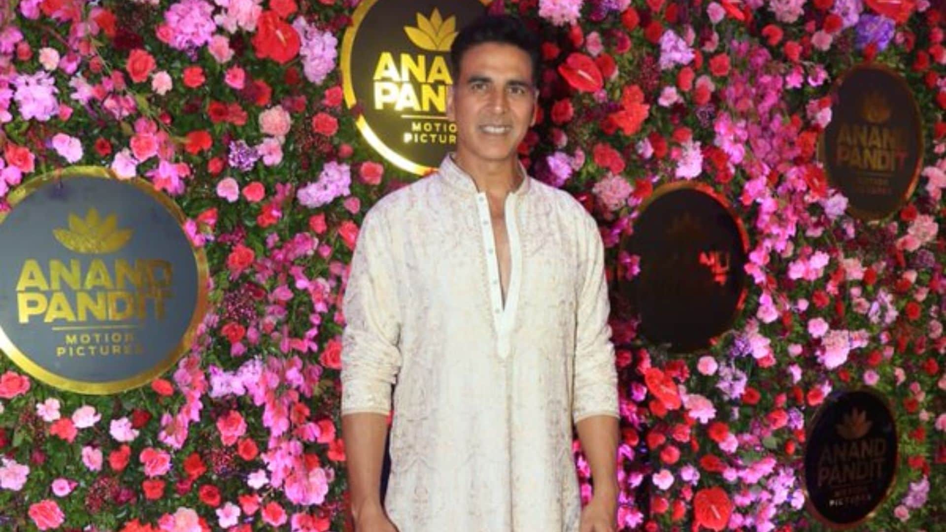 anand pandit diwali party 2022 amitabh bachchan akshay kumar kajol ajay devgn kriti sanon these stars reached