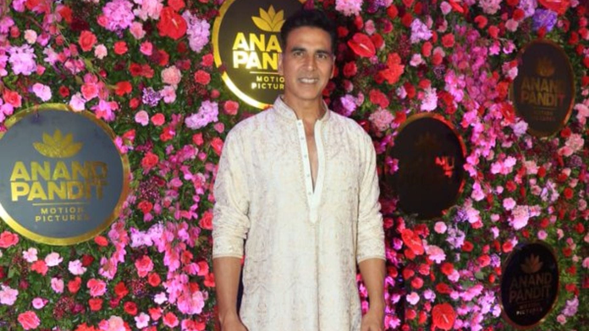 anand pandit diwali party 2022 amitabh bachchan akshay kumar kajol ajay devgn kriti sanon these stars reached