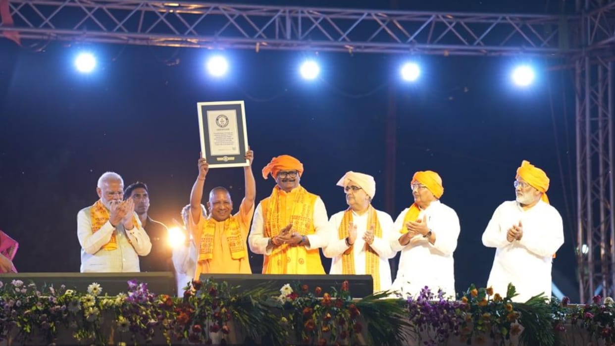 Deepotav 2022 sets the world record,CM Yogi gets the certificate.