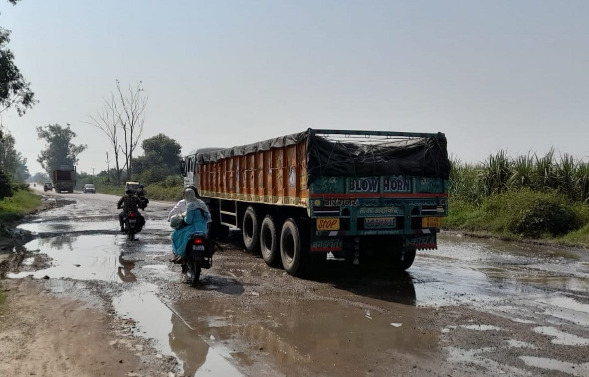 Accidents increased due to potholes on Baraut-Budhana highway