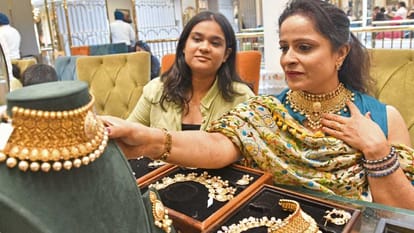 People buy jewelry and utensils fiercely on Dhanteras 2022