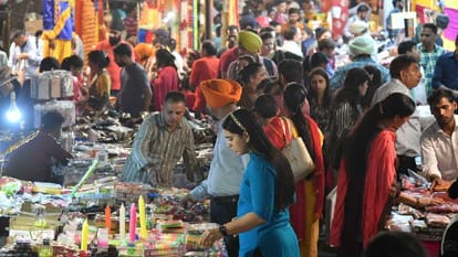People buy jewelry and utensils fiercely on Dhanteras 2022