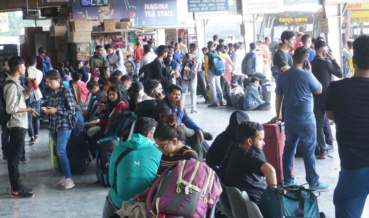 Diwali 2022 Crowd of passengers at railway station and ISBT premises, Diwali train ticket booking Uttarakhand