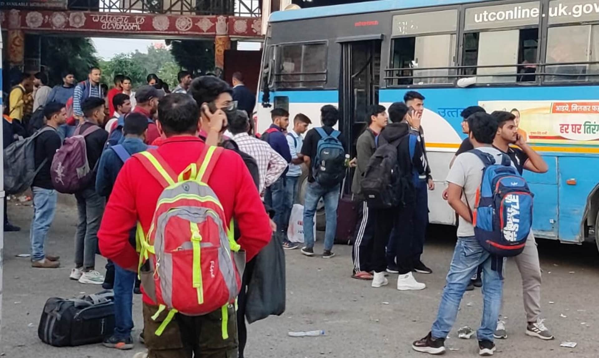 Diwali 2022 Crowd of passengers at railway station and ISBT premises, Diwali train ticket booking Uttarakhand
