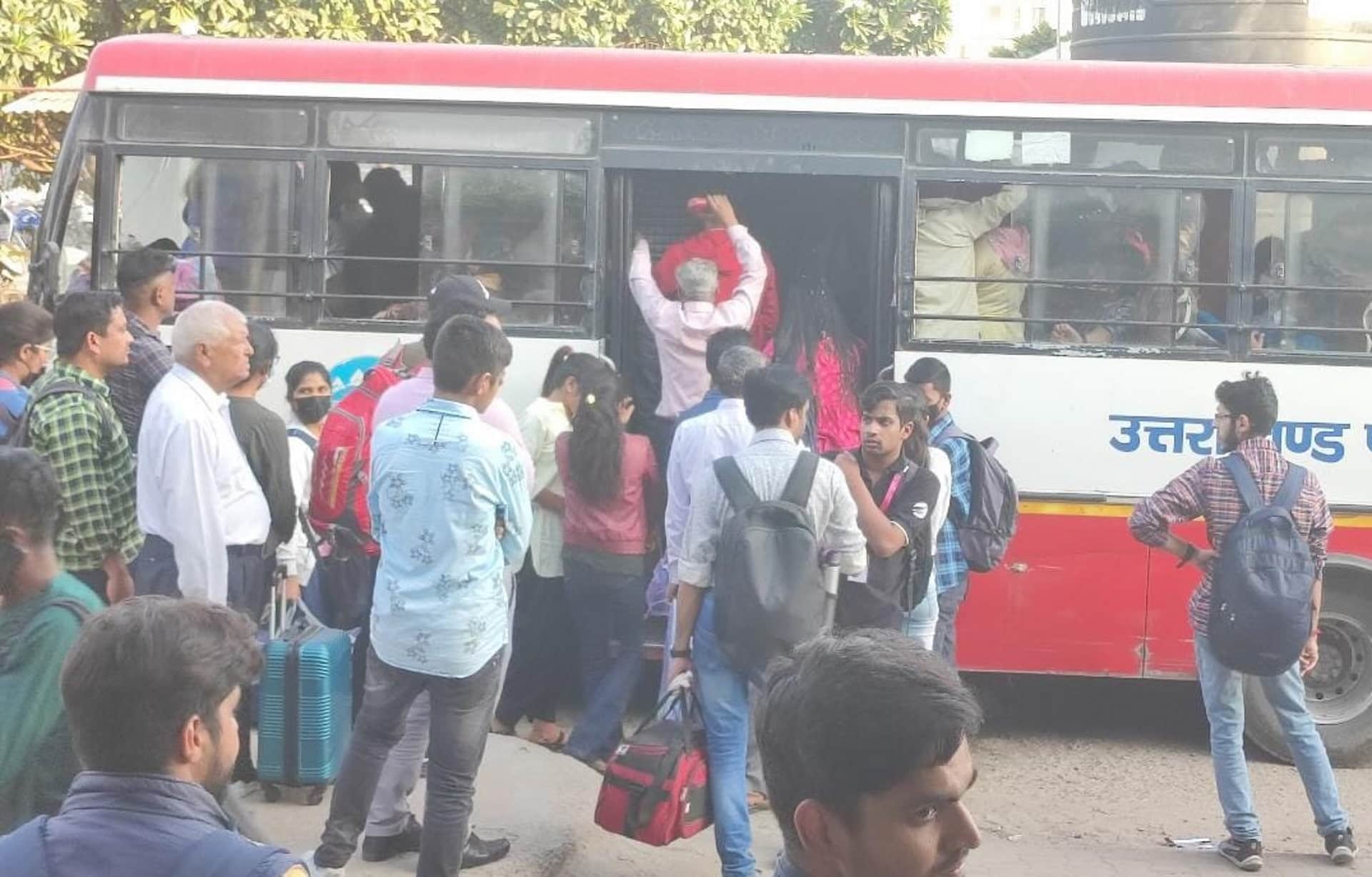 Diwali 2022 Crowd of passengers at railway station and ISBT premises, Diwali train ticket booking Uttarakhand