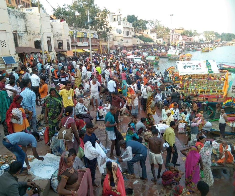 Chitrakoot: Four and a half lakh devotees took a dip on the first day and circumambulated