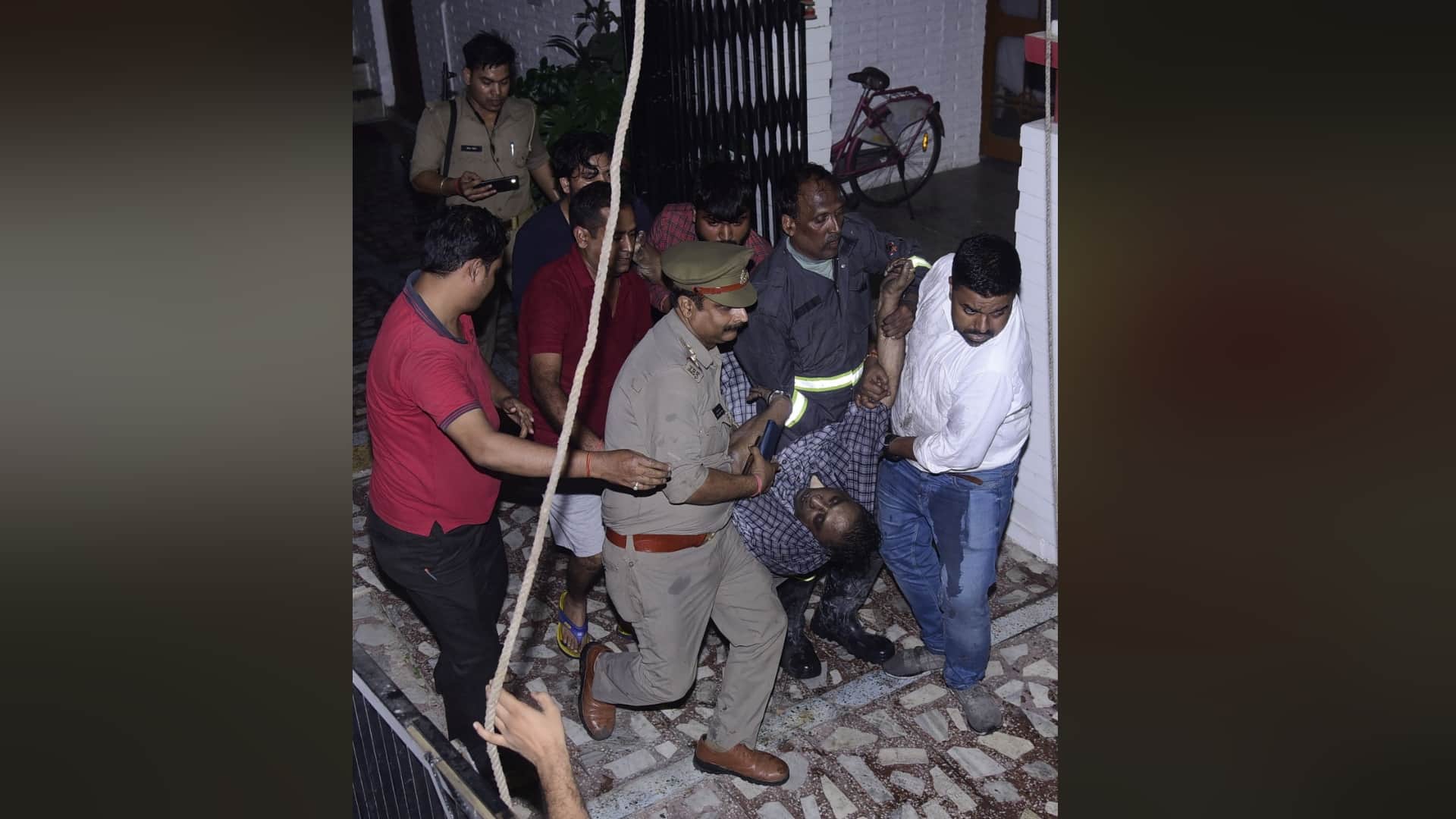 Fire in retired IPS house death of retired IPS due to suffocation in lucknow