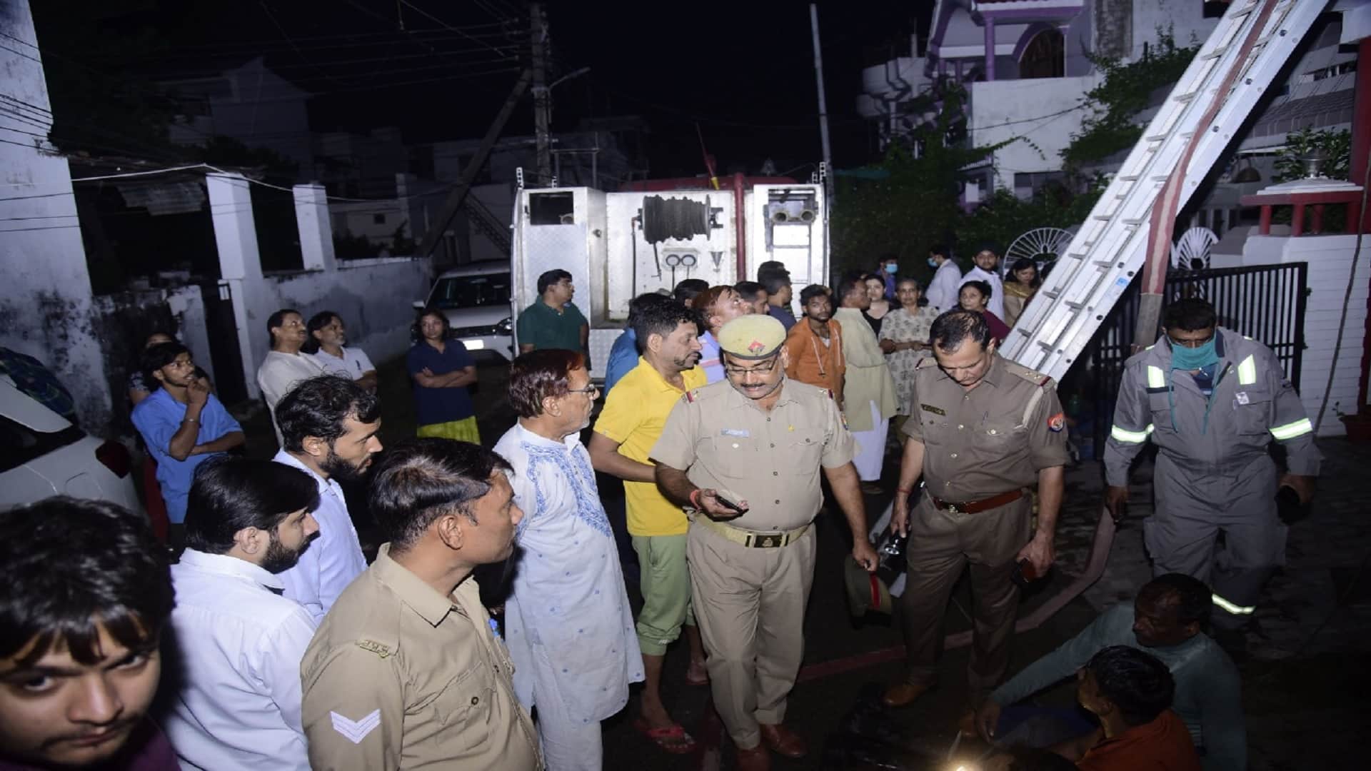 Fire in retired IPS house death of retired IPS due to suffocation in lucknow