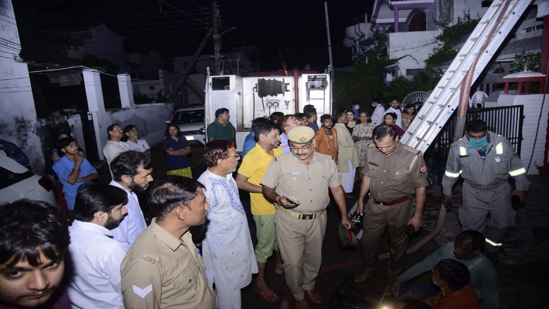 Fire in retired IPS house death of retired IPS due to suffocation in lucknow