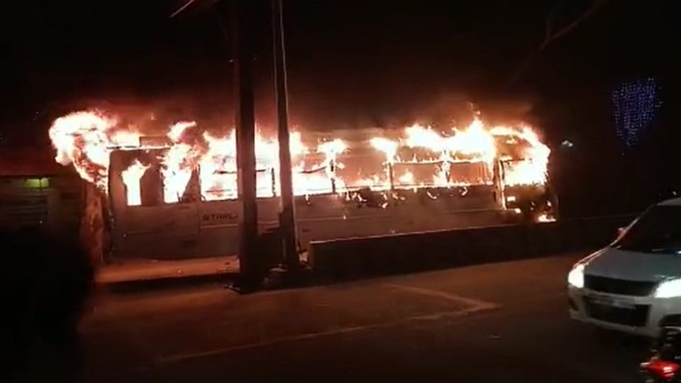 Fire in a bus on Meerut Garh Road 50 passengers narrowly left