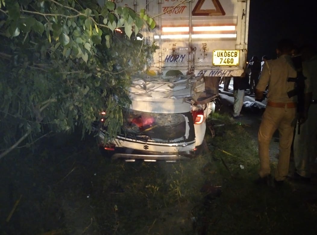 Car rammed into a standing trailer, five of the same family died in Munderwa