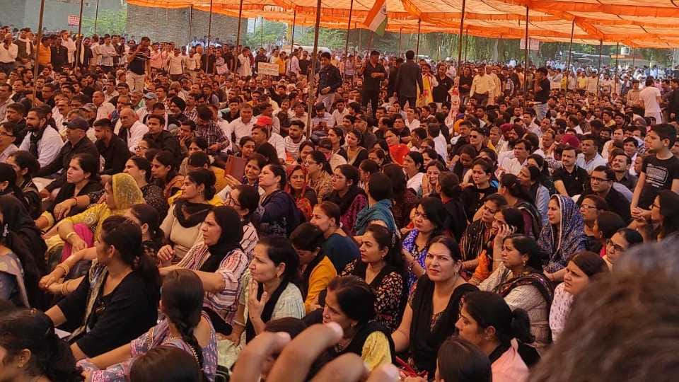 Employees demand restoration of old pension in Adampur