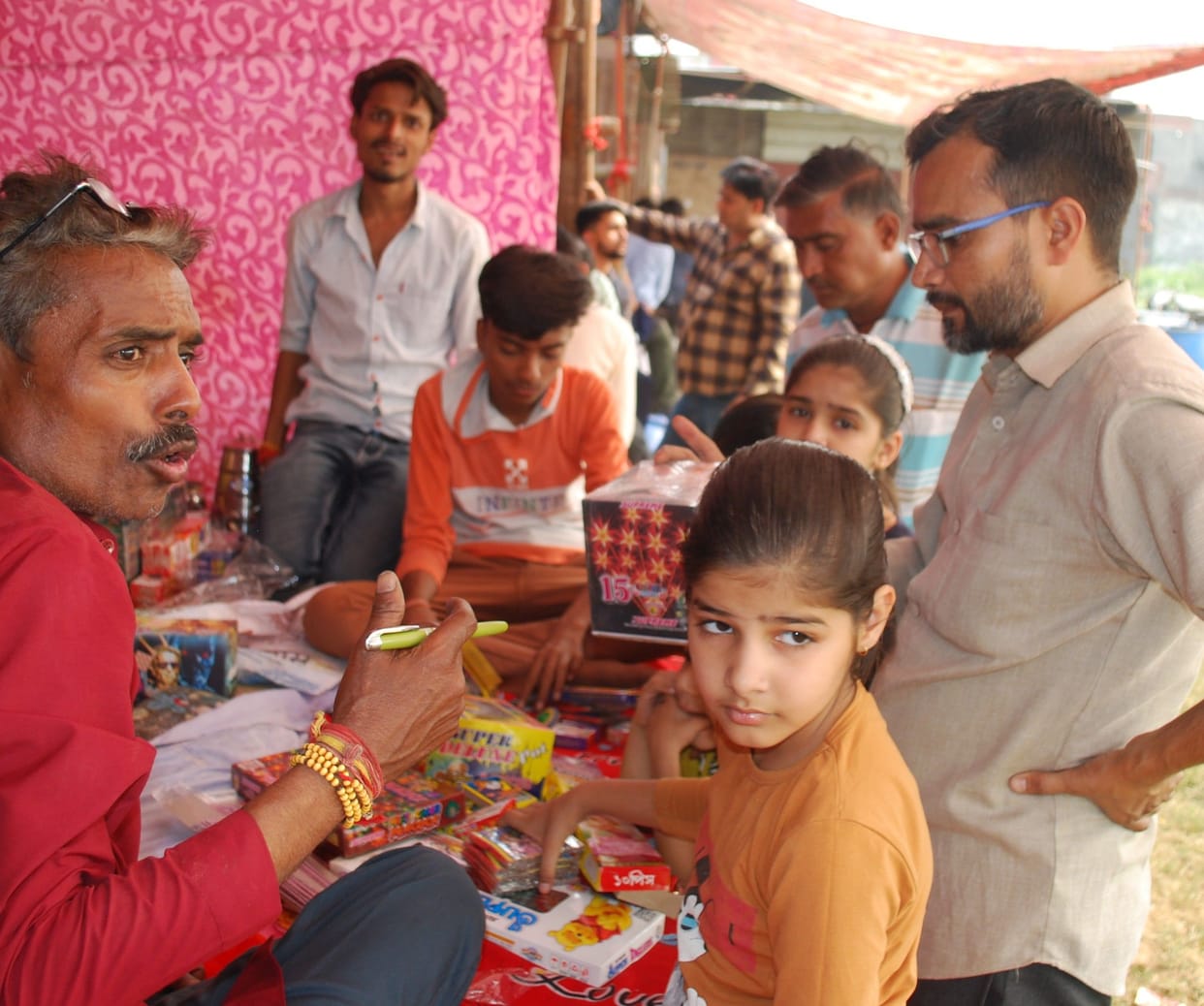 Hathras: Firecracker market decorated in Bagla College of the city