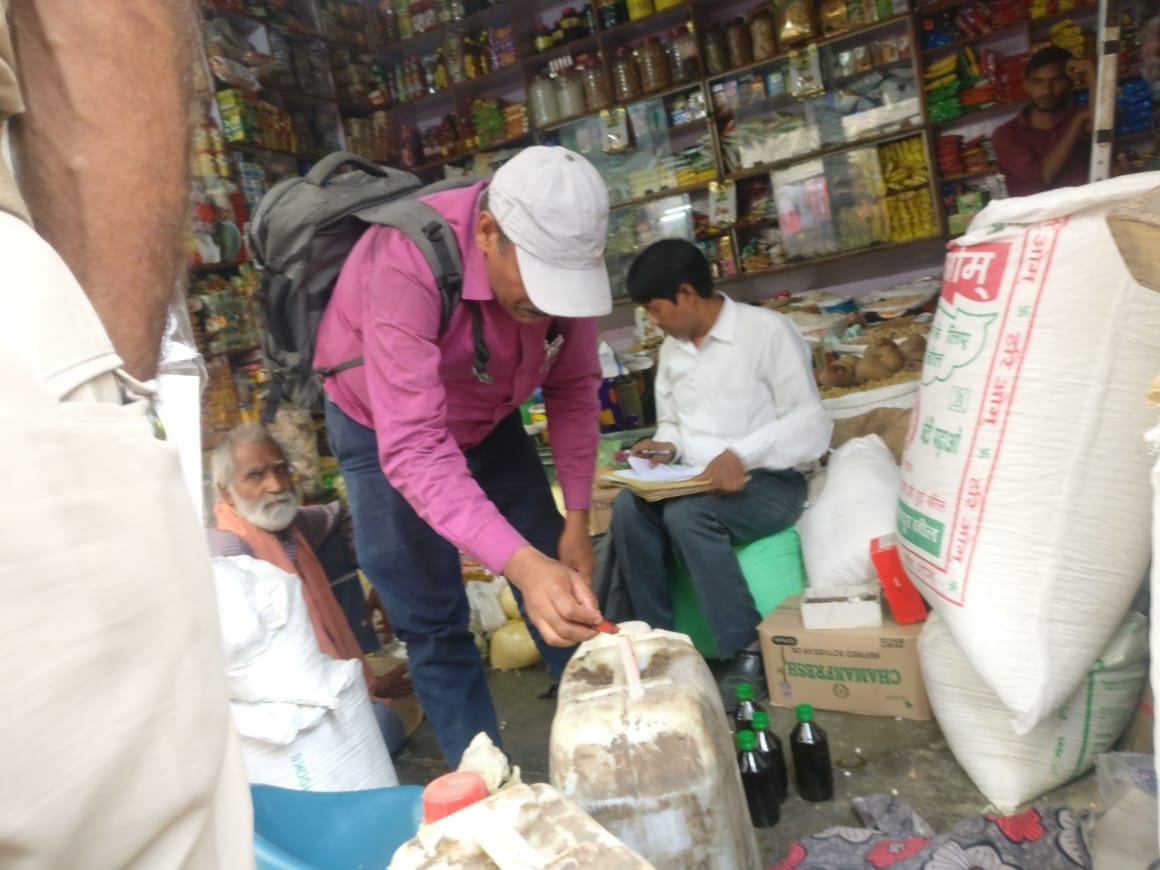 Hathras: FDA team threw one quintal of chhena on poor quality