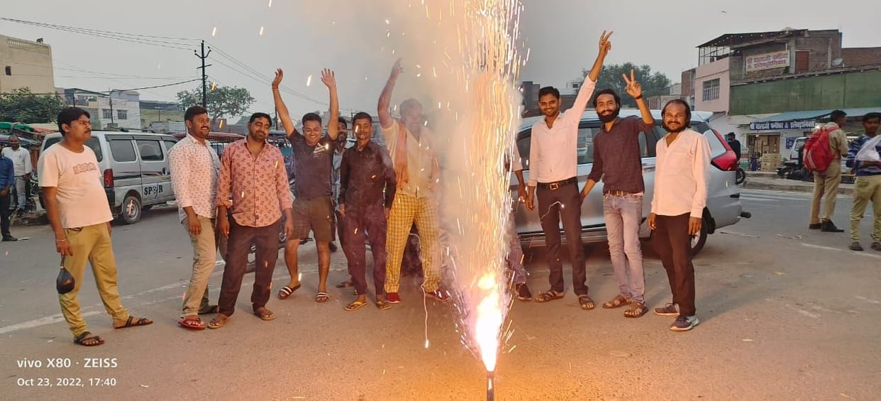 Hathras: Fireworks also took place in Sadabad on the victory of India