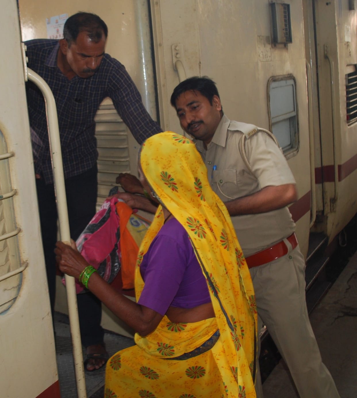 Hathras: After stopping the train, the elderly couple got aboard