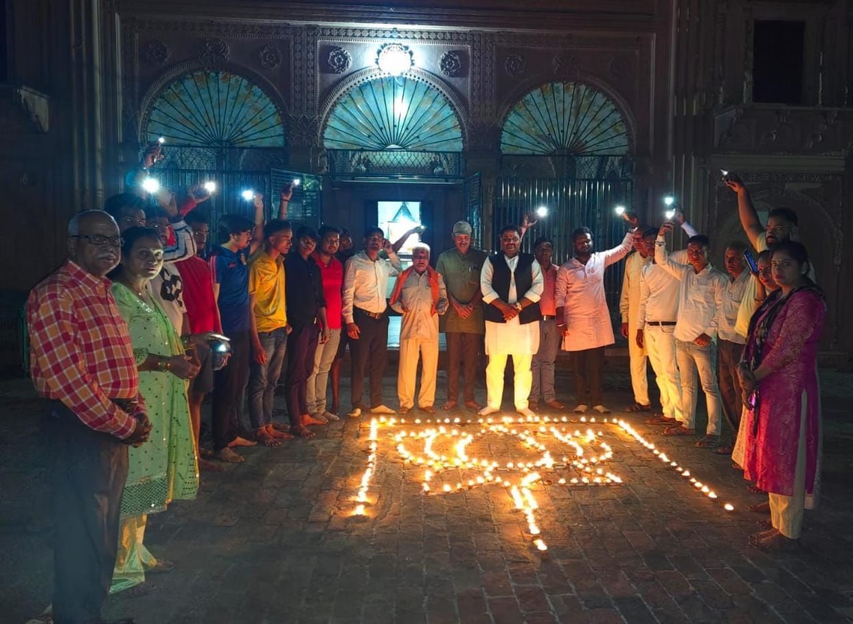 Hathras: BJP made lotus flower with lamps