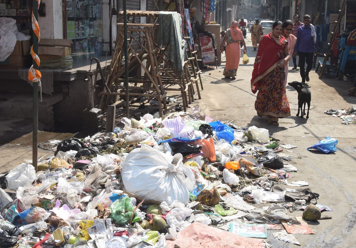 Garbage scattered on the road, workers adamant on strike, people's trouble increased