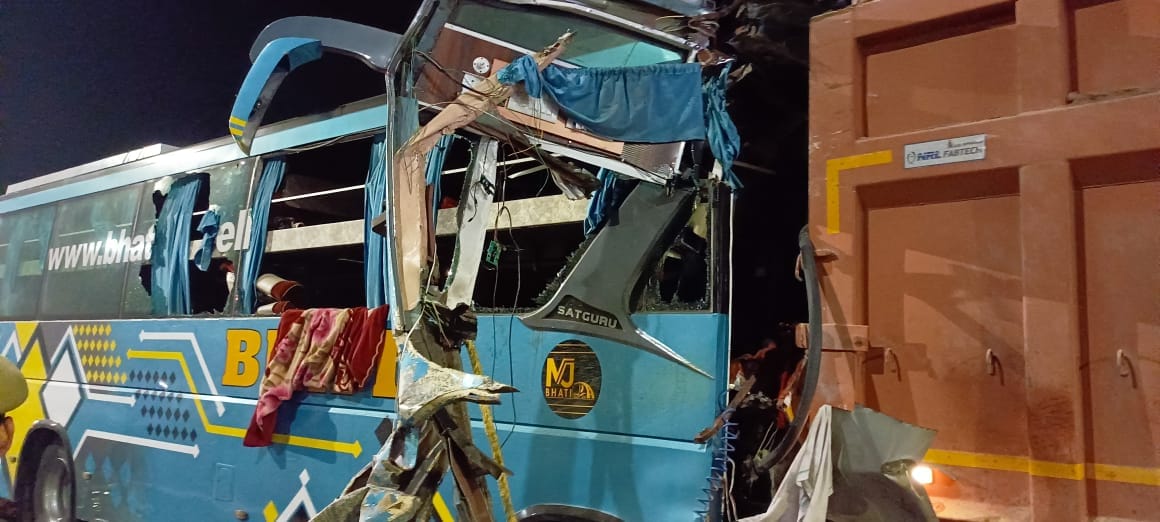 Fierce accident on Agra-Lucknow Expressway in Etawah, four died and 42 injured