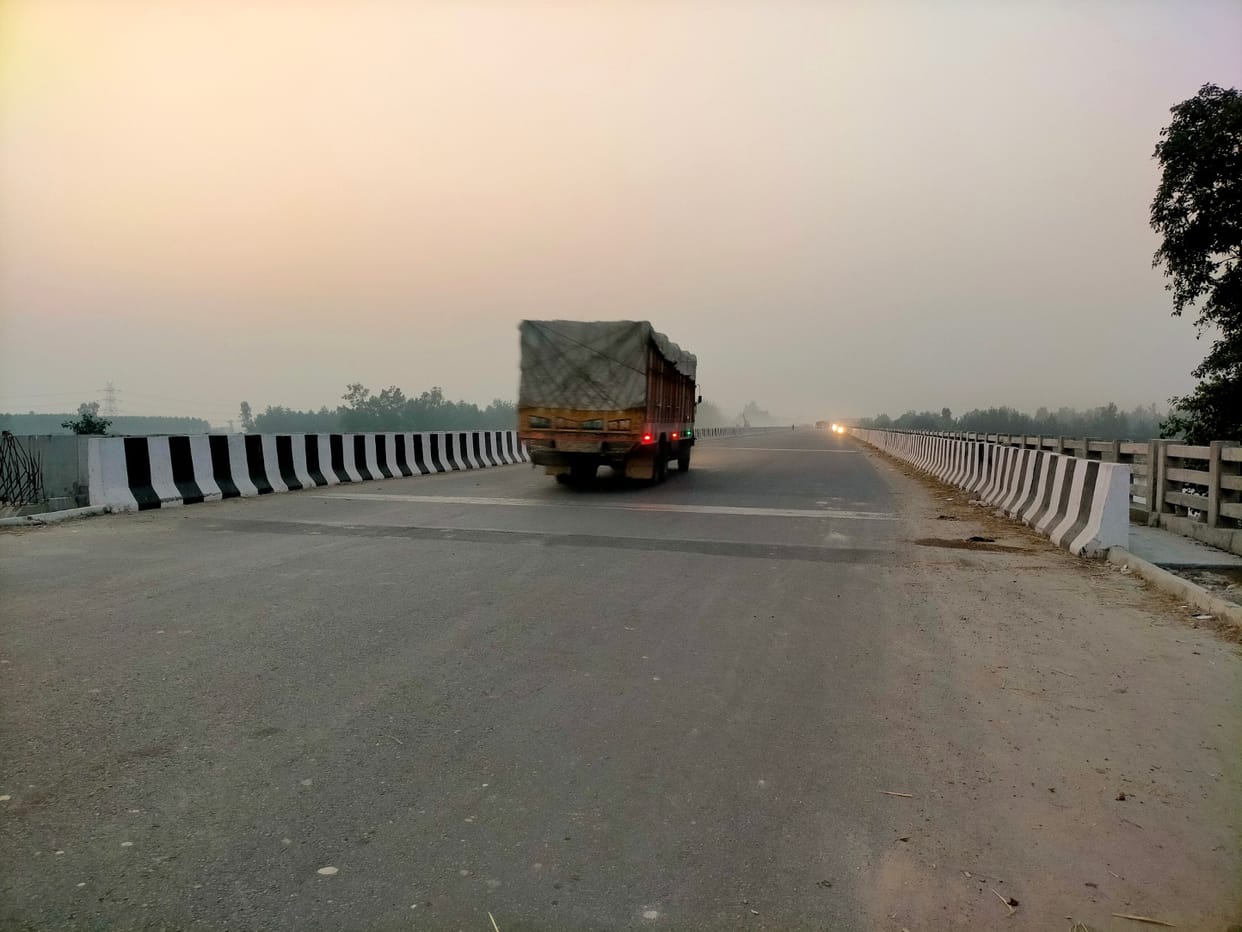 No lights on Yamuna river bridge