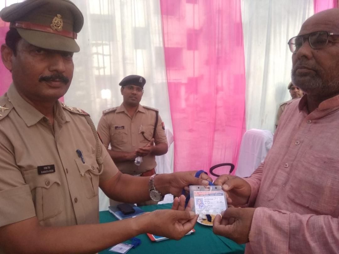 police mitra card distributed among 200 people