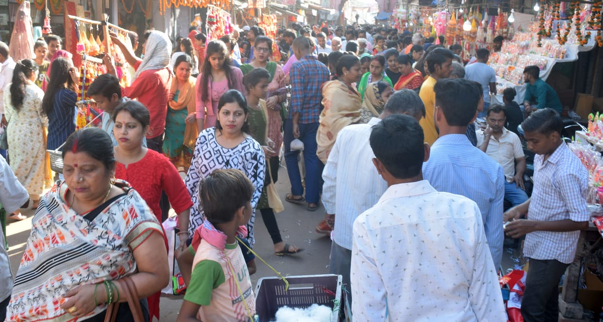 Market buzzes with Dhanteras shopping