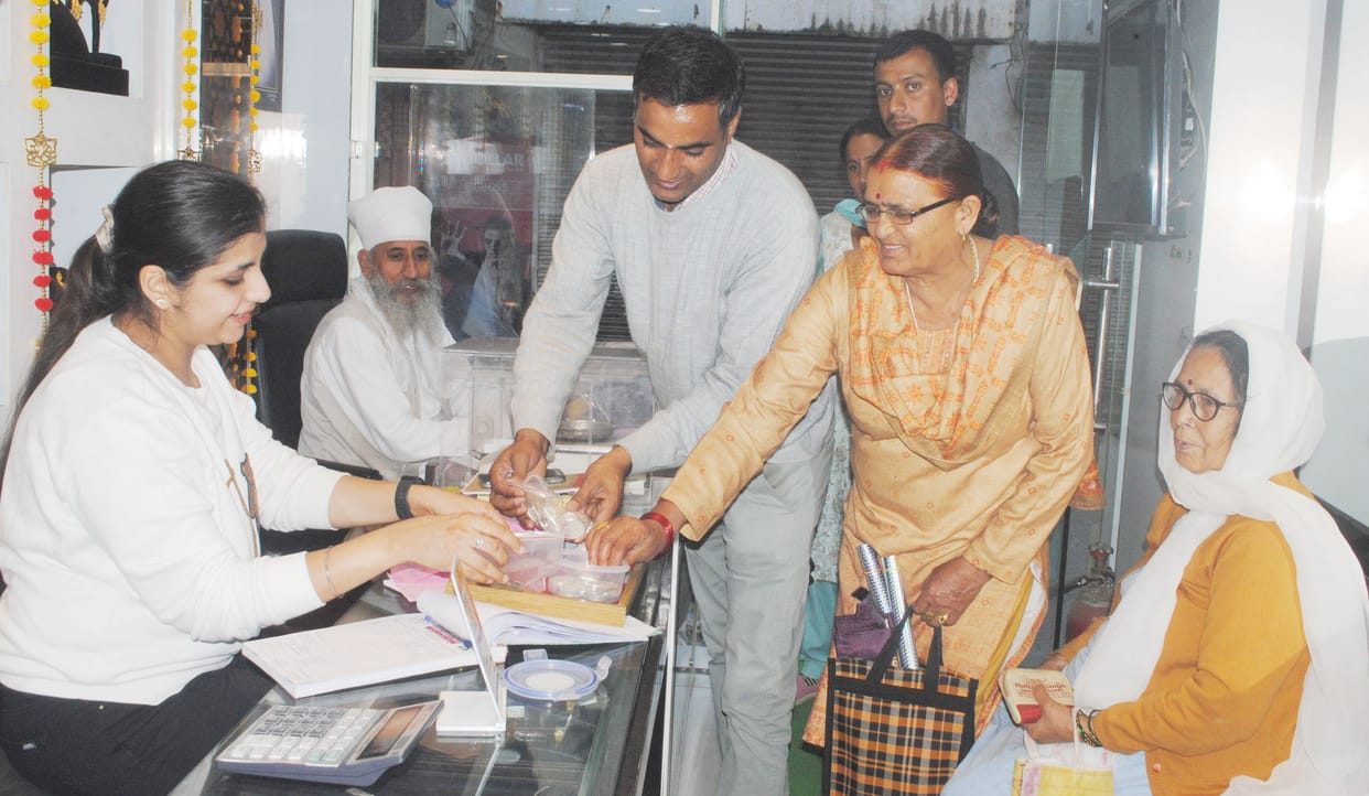 mandi news himachal news Dhanteras, business of eight crores mandi district