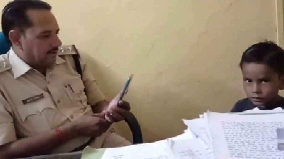 Two and a half year old child reached the police station to write Mama's report