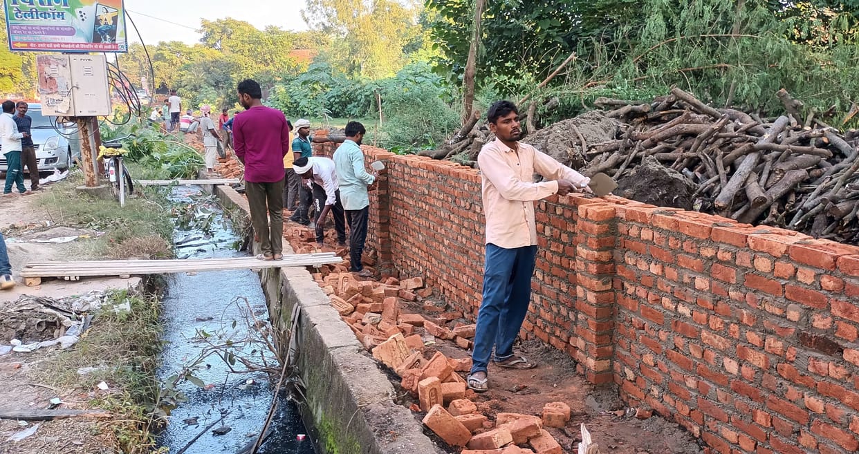 60 workers working day and night to build 120 meter wall