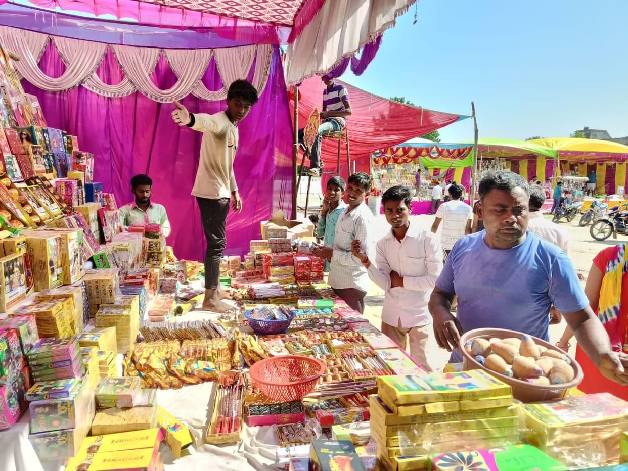 Keep strong arrangements for making firecrackers and rescue at the selling point