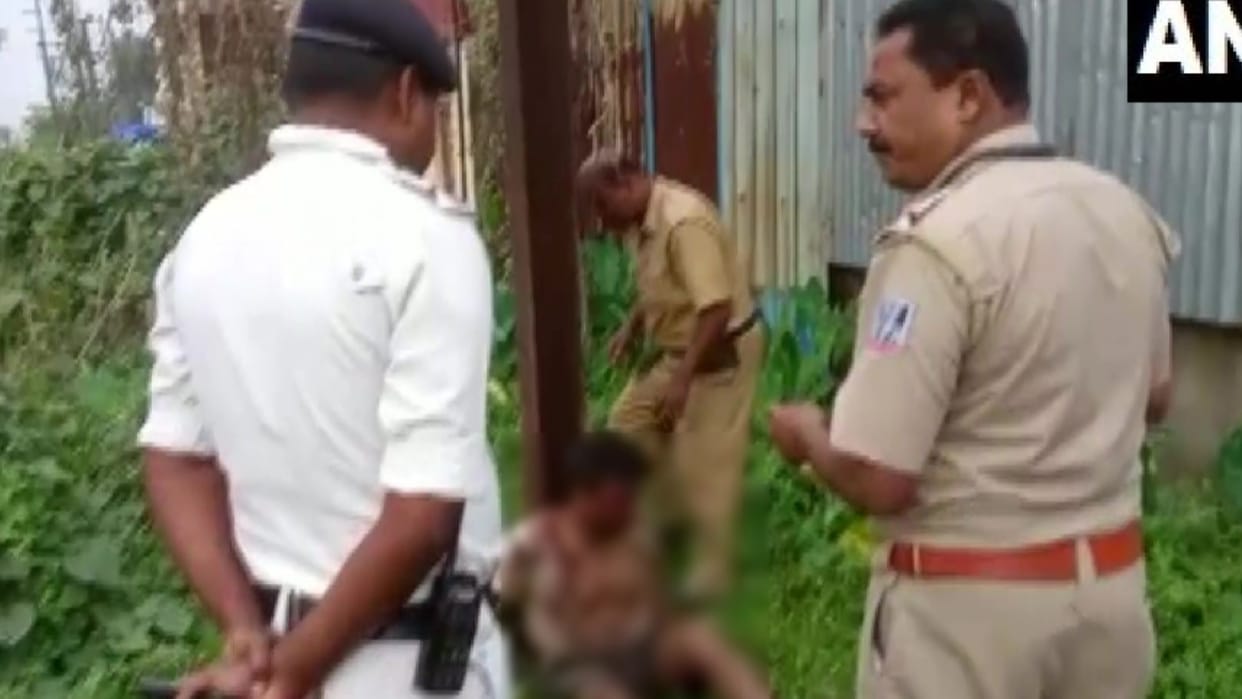 West Bengal Mob thrashes suspected cattle smuggler and sets fire to his vehicle crime news in hindi