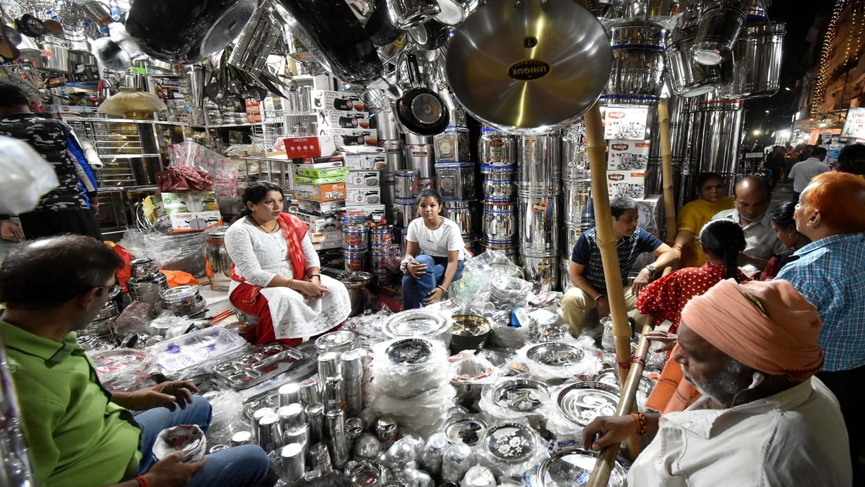On the occasion of Chhoti Diwali the market was bright like Dhanteras