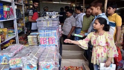 Sweets and firecrackers sold a lot on the day of Diwali, crowd had increased in the markets since morn