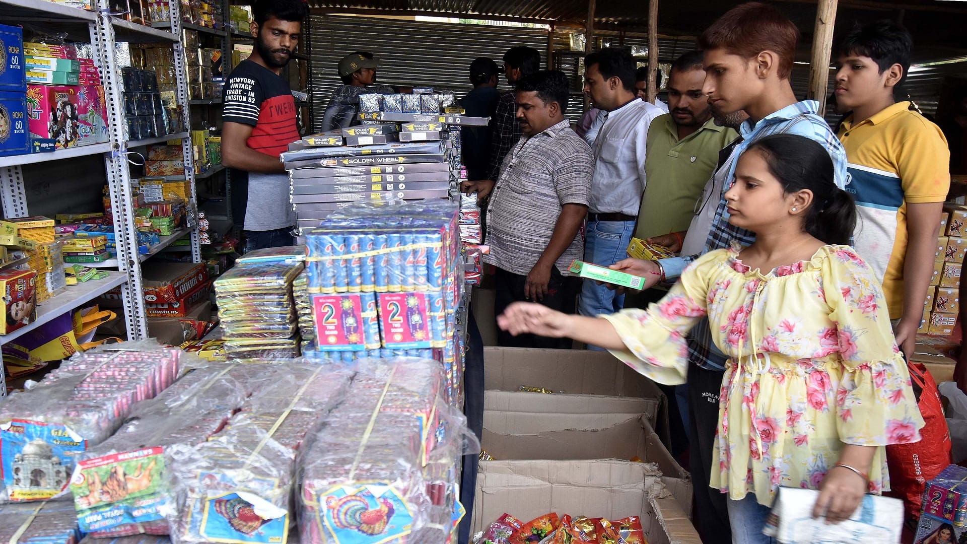 On the occasion of Chhoti Diwali the market was bright like Dhanteras