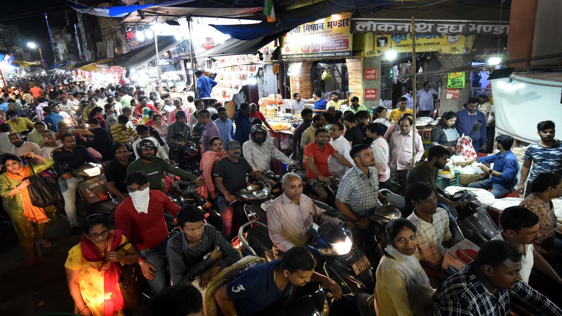 On the occasion of Chhoti Diwali the market was bright like Dhanteras