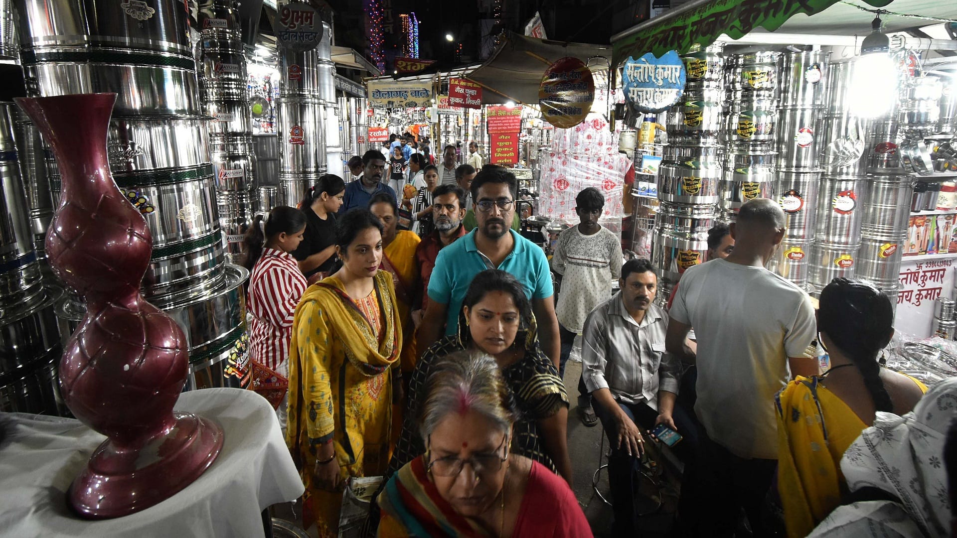 On the occasion of Chhoti Diwali the market was bright like Dhanteras