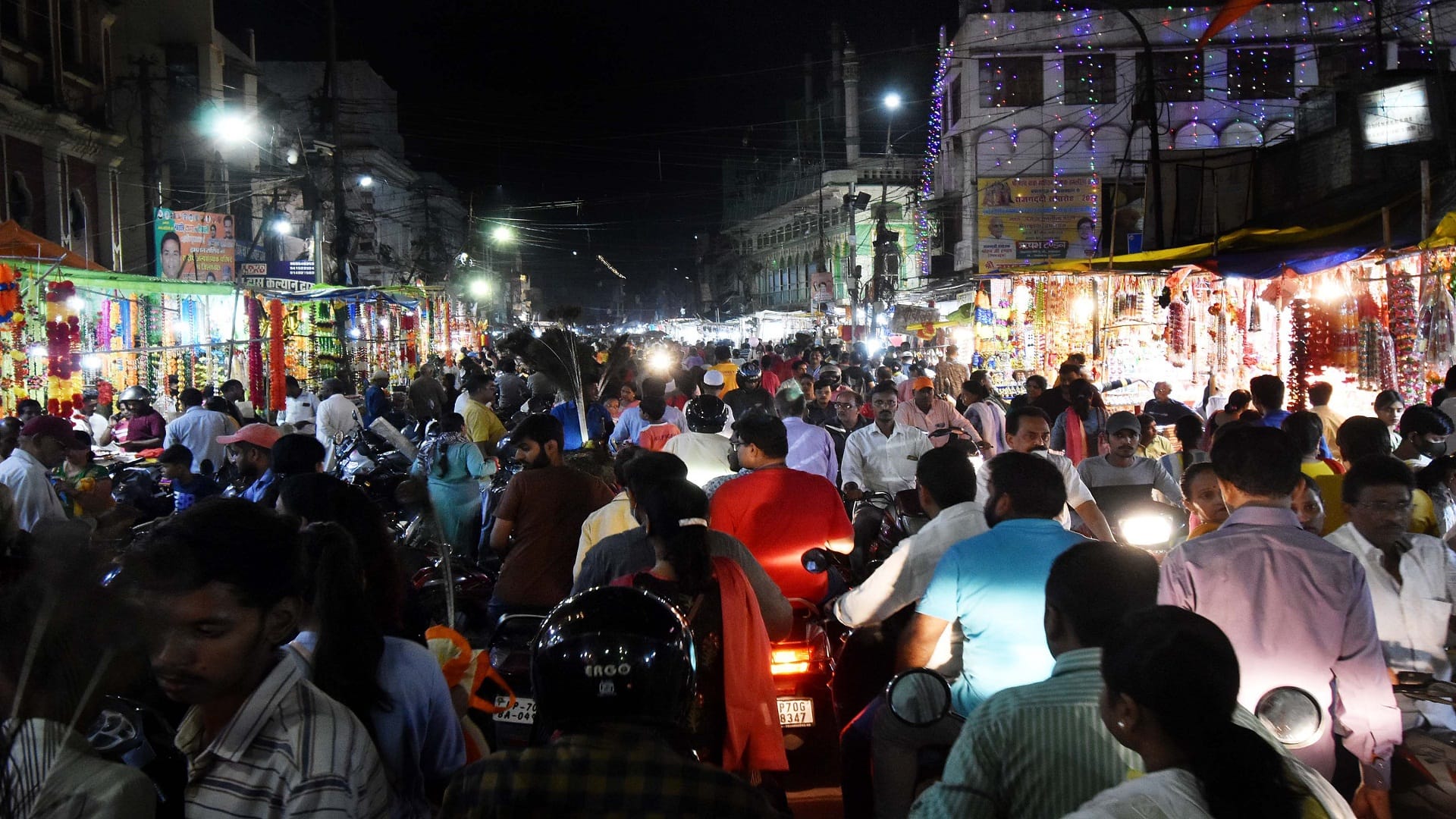 On the occasion of Chhoti Diwali the market was bright like Dhanteras