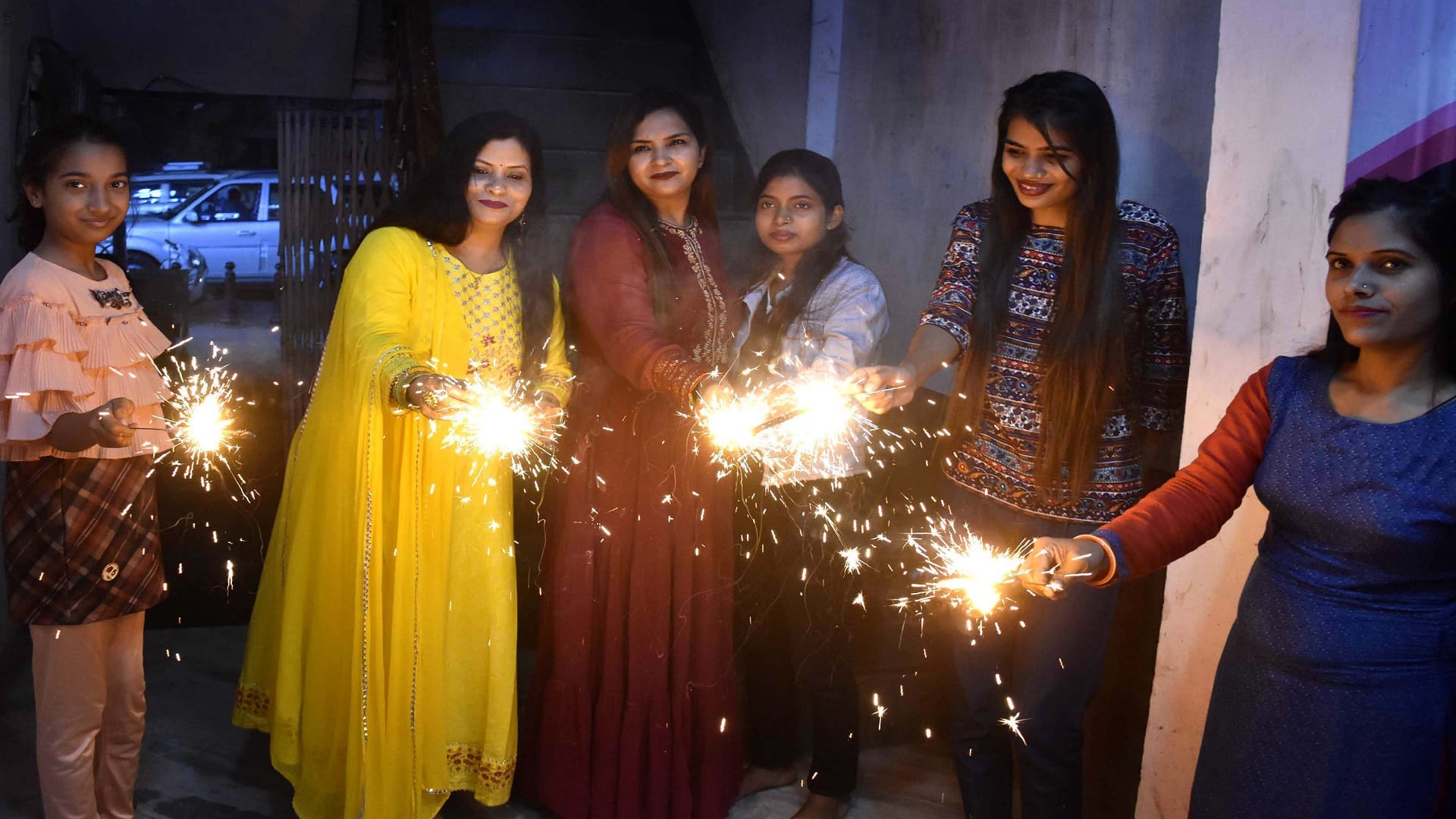 Diwali wishes with pomp in Prayagraj, Lakshmi-Ganesh and Kuber are worshiped in homes and shop