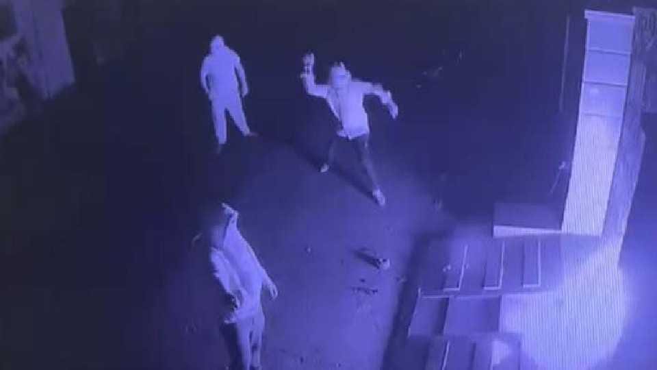 Delhi: Miscreants attacked youth's house with petrol bomb