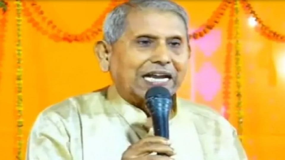 Retired professor Rananjay singh died while giving discourse, VIDEO went viral