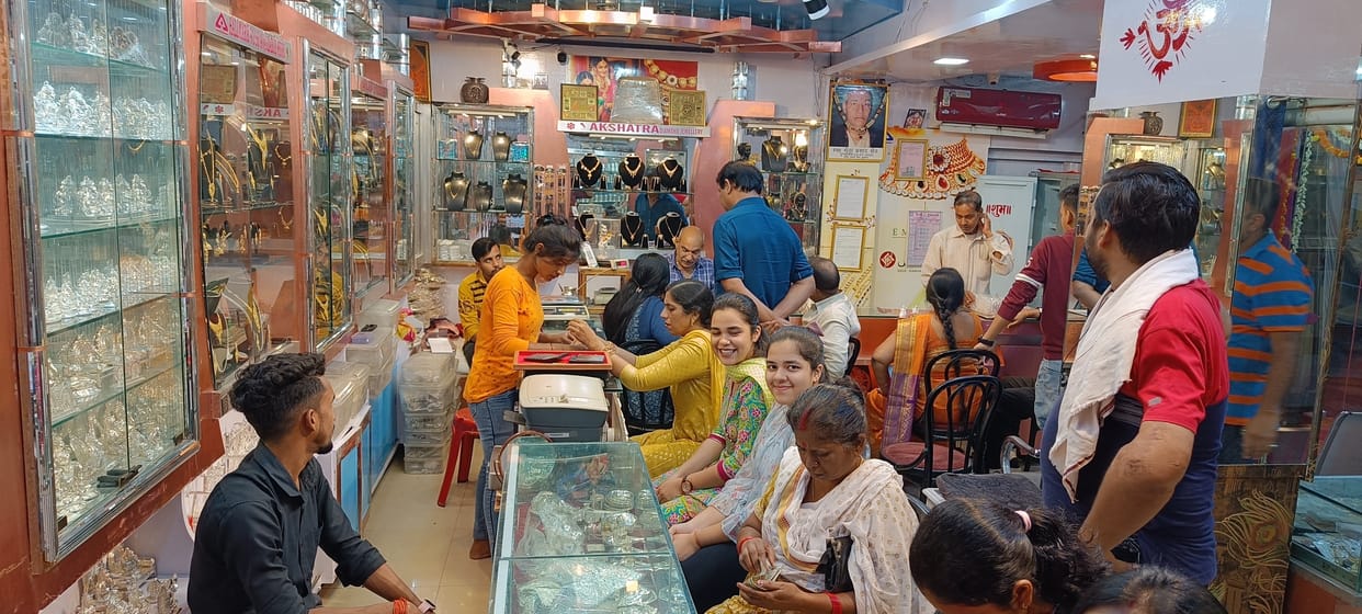 The market shines on Dhanteras, there is a lot of business