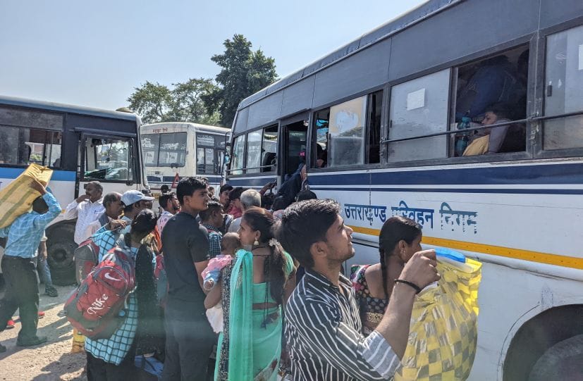 Buses for Bareilly clashed, passengers upset