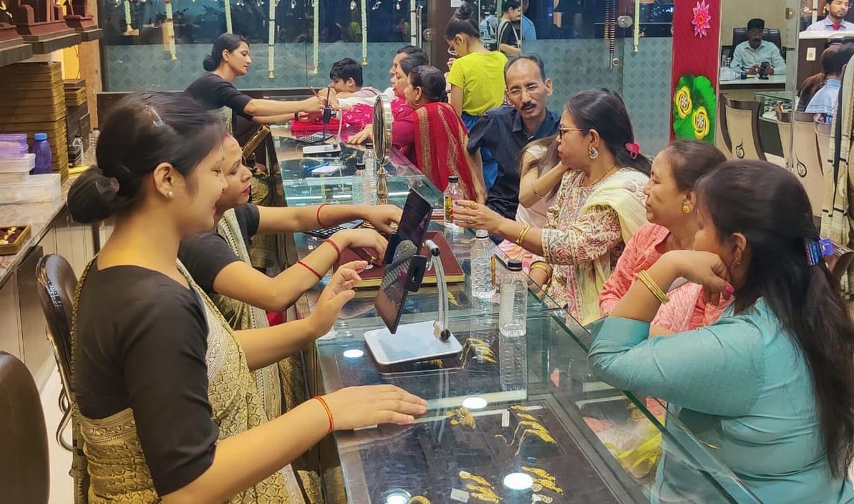 Market buzzes on Dhanteras, turnover of 700 crores