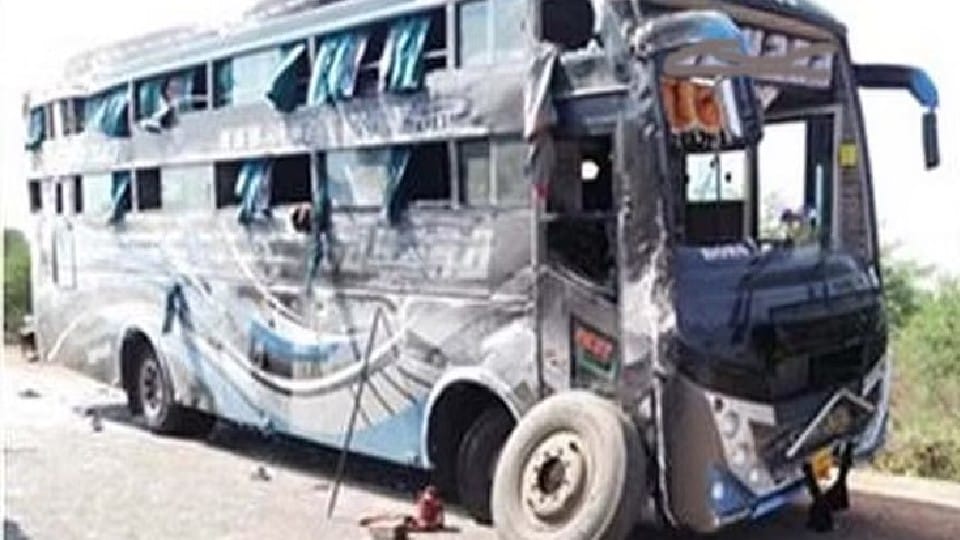 MP News: Bus going from Surat to Kanpur overturns on Guna bypass, 30 laborers injured