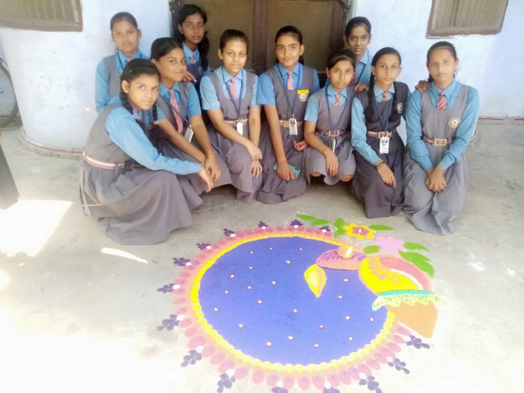Students engraved the figures of environmental protection in Rangoli