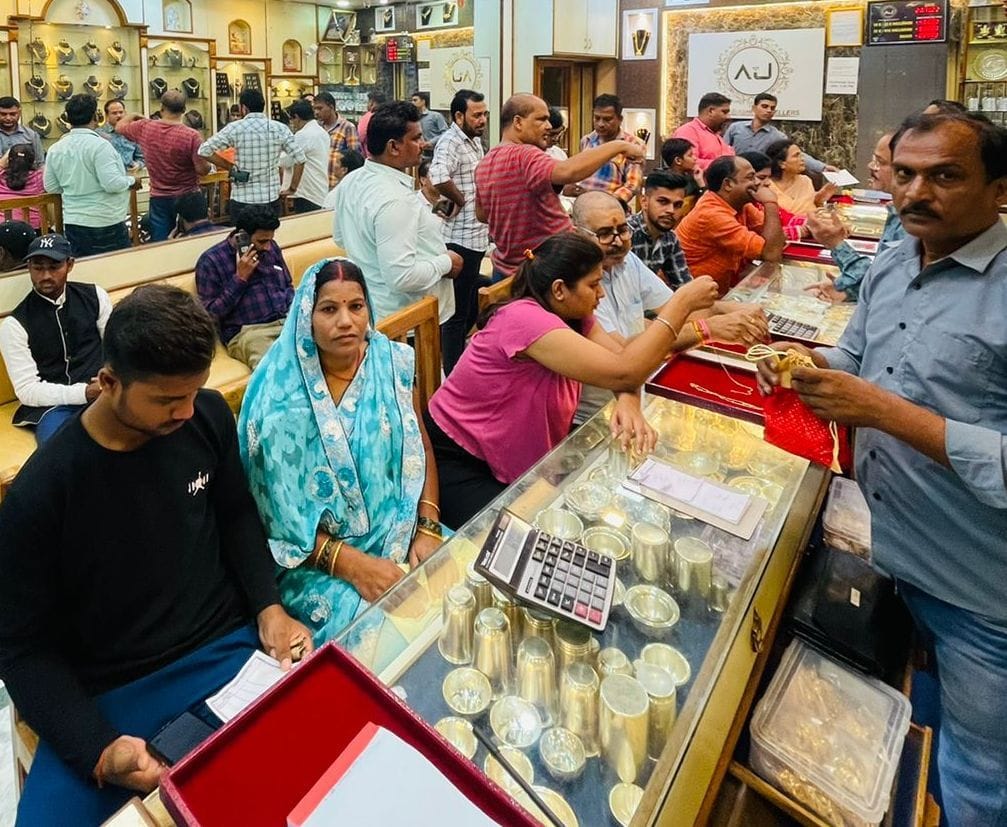 trade on second day of dhanteras