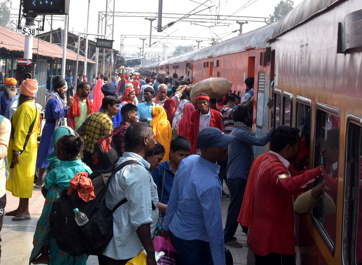 Train coaches are full, standing in the toilet and going home