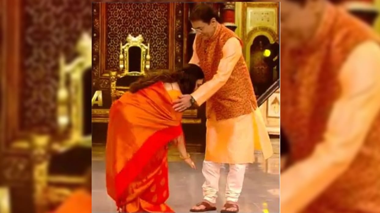 ramayan sita role fame dipika chikhliya touches arun govil feet in Jhalak Dikhhla Jaa 10